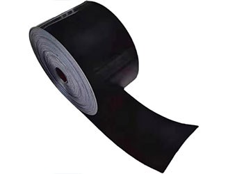 熱收縮帶是由輻射交聯(lián)聚乙烯基材和熱熔膠復(fù)合而成的帶狀防腐材料?；氖墙?jīng)高能粒子輻射的交聯(lián)聚乙烯材料，與普通聚乙烯相比，具有較高的機(jī)械強(qiáng)度和耐熱老化、耐化學(xué)介質(zhì)腐蝕、耐環(huán)境應(yīng)力開(kāi)裂、耐紫外線(xiàn)輻射等特點(diǎn)，