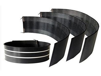 電熱熔套是在PE板材上經(jīng)二次加工復(fù)合特種電熱網(wǎng)而成的，通過(guò)電熱熔與夾克管相連接的一種連接管件。由于采用了特種電熱絲網(wǎng)，結(jié)合部位的熔化效果相當(dāng)理想，其連接強(qiáng)度和密封效果非常好。性能特點(diǎn)：連接強(qiáng)度高、密封