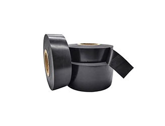 聚乙烯防腐膠帶是由聚乙烯背材和壓敏膠層組成的帶狀防腐材料，其基材為聚乙烯膜片，膠層為丁基橡膠；是一種新型防腐冷纏膠帶，通過(guò)冷纏包裹形成管道防腐層。聚乙烯防腐膠帶廣泛應(yīng)用于石油、天然氣傳輸，化工、城市建