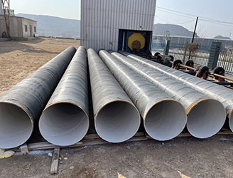 環(huán)氧煤瀝青防腐是比較傳統(tǒng)的鋼管防腐型式，是在鋼管外壁纏繞玻璃絲布后，再涂覆環(huán)氧瀝青漆的防腐工藝，施工方便價(jià)格便宜，是性?xún)r(jià)比較高的一種防腐形式。環(huán)氧煤瀝青底漆由環(huán)氧樹(shù)脂、煤焦油瀝青、防銹顏料、助劑、改性