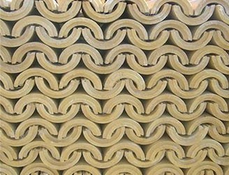 聚氨酯保溫材料采用高功能聚醚多元醇和多次甲基多苯基多異氰酸酯為主要原料，在催化劑、發(fā)泡劑、表面活性劑等作用下，現(xiàn)場(chǎng)澆灌或預(yù)制成型等方法，經(jīng)化學(xué)反映發(fā)泡而成。聚氨酯保溫材料是一種新型的高分子合成材料，具