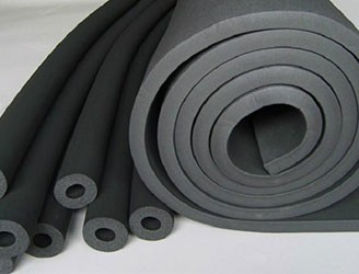 橡塑保溫材料是采用性能優(yōu)異的丁晴橡膠、聚氯乙烯為主要原料，配以各種優(yōu)質(zhì)輔助材料，以特殊工藝發(fā)泡而成的軟質(zhì)高檔保溫節(jié)能材料，可耐溫-40℃～120℃。橡塑保溫材料是彈性閉孔發(fā)泡材料，具有導(dǎo)熱系數(shù)低、防火