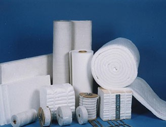 硅酸鋁針刺毯是一種以硅酸鋁為原料采用電阻爐工藝，特制硅酸鋁長(zhǎng)纖維針刺成型的一種保溫耐火材料。具有化學(xué)穩(wěn)定性、熱穩(wěn)定性、吸音降噪性能，抗拉強(qiáng)度大、熱導(dǎo)率低；熱容量低。應(yīng)用于航天、鋼鐵、石化、電力的高溫絕