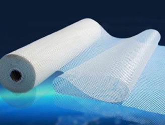 玻璃絲布是由玻璃為主原料高溫吹制成纖維絲帶，后經(jīng)加工而制成玻璃絲布。具有防腐、使用壽命長(zhǎng)、耐老化、防火隔熱絕緣等優(yōu)異特征。玻璃絲布作為管道保溫必不可缺的輔品，主要應(yīng)用于管道防腐，保溫，煙道（排風(fēng)道）、