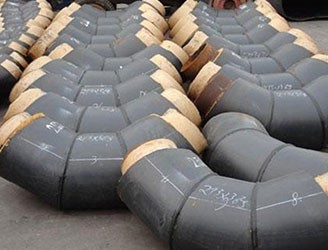 預(yù)制直埋保溫彎頭是保溫管件中的一種，保溫彎頭構(gòu)成，是由高密度聚乙烯外護(hù)管、聚氨酯泡沫保溫層及內(nèi)工作鋼管緊密結(jié)合而成。保溫彎頭主要用于保溫直管的轉(zhuǎn)向，一般與保溫管道配套使用，是根據(jù)保溫工程管線(xiàn)設(shè)計(jì)時(shí)用于