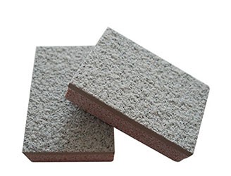 真石漆保溫裝飾一體板是由多種真石漆飾面、多種厚度、多種密度的無(wú)機(jī)板（纖維硅酸鈣板和纖維水泥板）復(fù)合不同厚度、不同容重的保溫芯材加工而成，具有節(jié)能、裝飾、保溫、防火等多種功能。真石漆保溫裝飾一體板飾面層