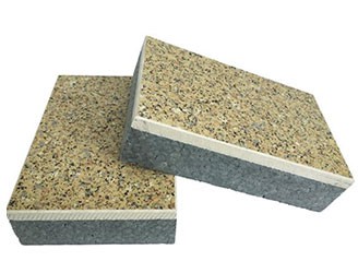 仿石漆保溫裝飾一體板是由多種仿石漆飾面、多種厚度、多種密度的無(wú)機(jī)板（纖維硅酸鈣板和纖維水泥板）復(fù)合不同厚度、不同容重的保溫芯材加工而成，具有節(jié)能、裝飾、保溫、防火等多種功能。仿石漆保溫裝飾一體板飾面層