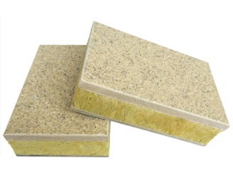 水包砂保溫裝飾一體板是以真石漆襯底，結(jié)合仿石涂料仿斑點(diǎn)紋為飾面層的裝飾板復(fù)合保溫材料而成的一種新型外墻保溫隔熱建筑材料。水包砂采用特制高聚物進(jìn)口乳液、天然彩砂、將液態(tài)的水性樹(shù)脂提煉包裹成膠狀的彩色顆粒