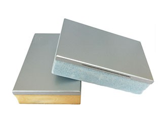 氟碳漆保溫裝飾一體板是以氟碳涂料作為飾面層的裝飾板復(fù)合材料而成的一種新型建筑外墻保溫隔熱材料，分為氟碳金屬漆和氟碳實(shí)色漆兩種飾面。可按設(shè)計(jì)需要定制。氟碳漆保溫裝飾一體板是采用氟碳涂料為飾面層，氟碳漆是