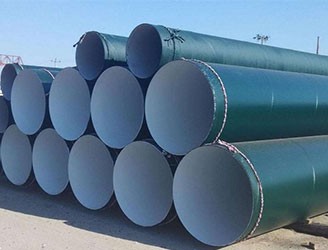 環(huán)氧樹(shù)脂防腐鋼管是采用由環(huán)氧樹(shù)脂為主劑的一種雙組分、高固體分的涂料，在鋼管表面上由玻璃布作為加強(qiáng)涂敷而成的防腐。環(huán)氧樹(shù)脂防腐層分為普通級(jí)防腐、加強(qiáng)級(jí)防腐（一布三油）、特加強(qiáng)級(jí)防腐（兩布四油）。特性及應(yīng)